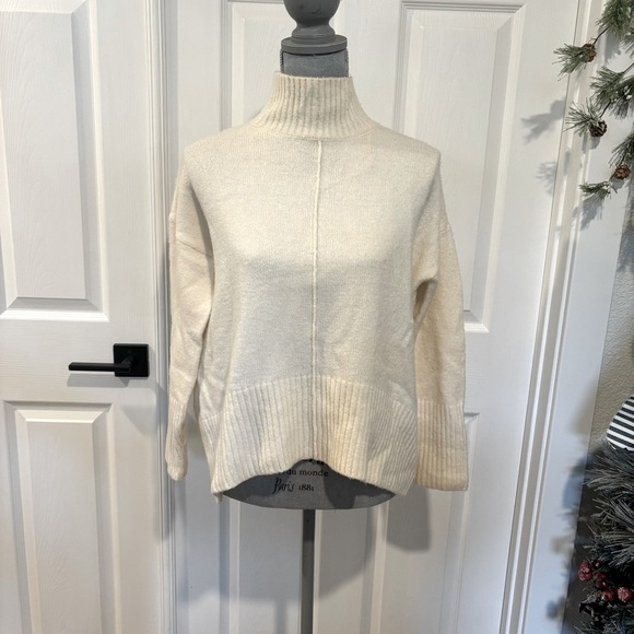 Romeo and Juliet Couture Women’s Pullover Turtleneck Cream Sweater Size XS - Picture 1 of 10